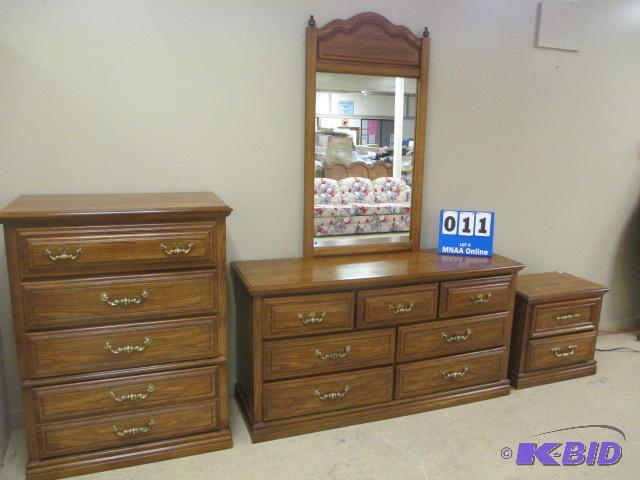 lot 11 image: Bassett Design Oak Bedroom Suite Vanity Chest