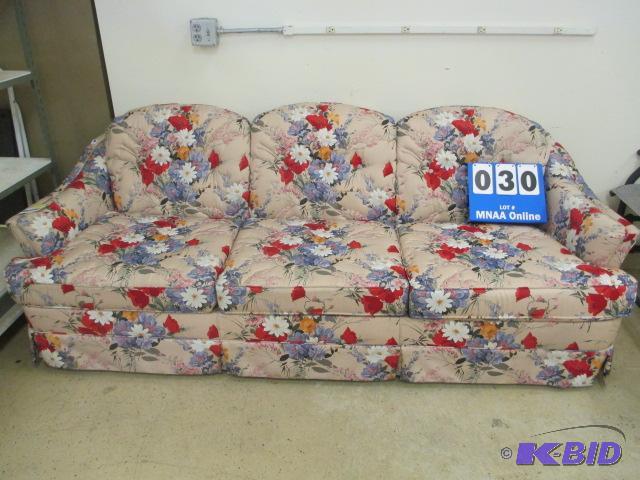 lot 30 image: Flexsteel Floral Sofa Couch