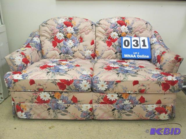 lot 31 image: Flexsteel Floral Loveseat Couch Sofa Chair