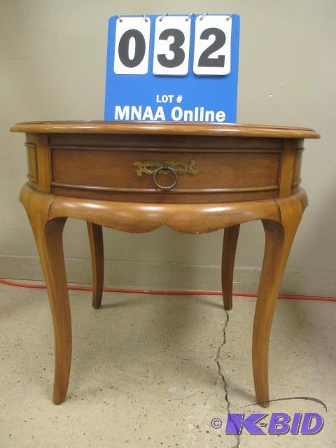 lot 32 image: Beautiful Round Hekman Side Table