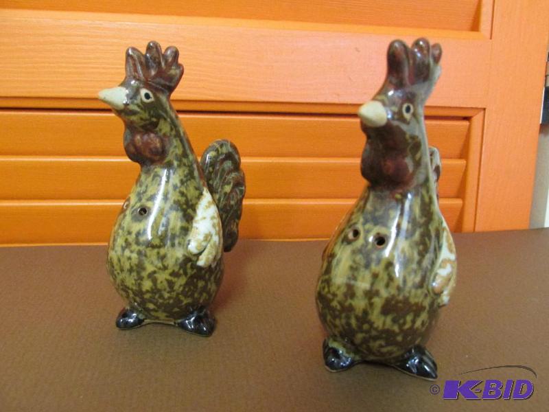 Very Unique Chickens, Salt and Pepper Set.