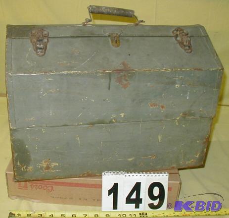lot 149 image: Big Old Vintage Tool Box Funky but clean enou...