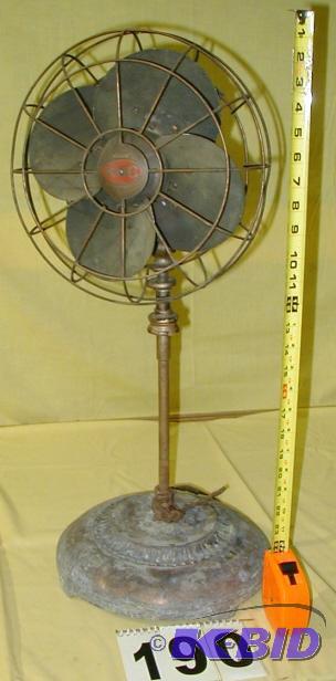 lot 190 image: Vintage Electric KMC Fan on Metal Base The la...