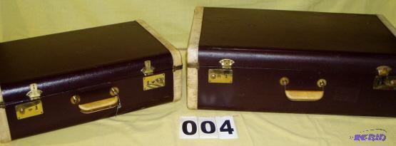 lot 4 image: Set of Vintage Suitcases These matching suitc...