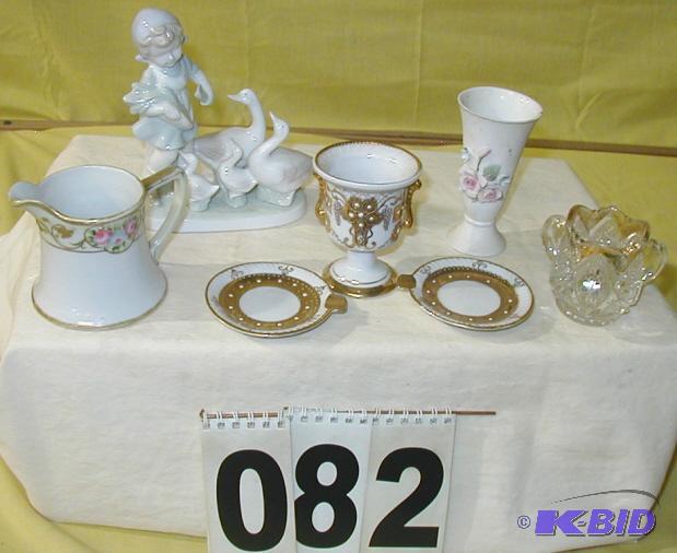 lot 82 image: Lot of Vintage Glass and&nbspCeramic Ware Th...