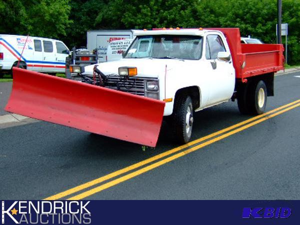 lot 1 image: 1983 Chevrolet Plow Truck with Dumper