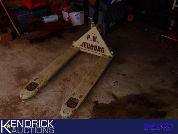 lot 168 image: Crown Pallet Jack
