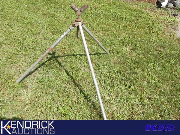 lot 18 image: Pipe Feeding Tripod