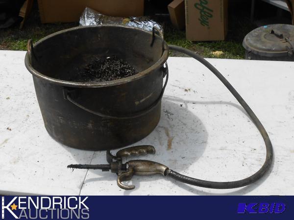 lot 19 image: Rigid D512-1 Oil Bucket use with Pipe Threaders