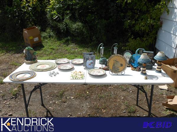 lot 215 image: Large lot of Gift Shop Items