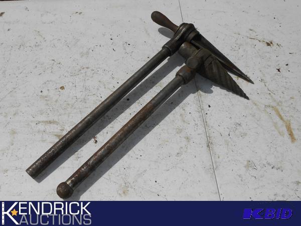 lot 27 image: 2 Rigid Long Grip Reamers