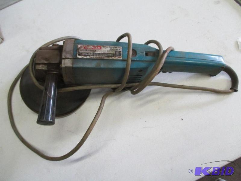 lot 17 image: Makita SanderPolisher