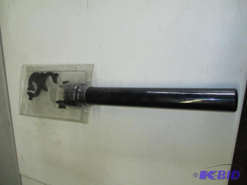 lot 4 image: Ford Axel Remover