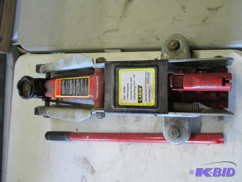 lot 52 image: 2 Ton Hydraulic Floor Jack