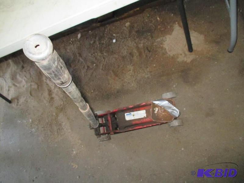 lot 53 image: Floor Jack