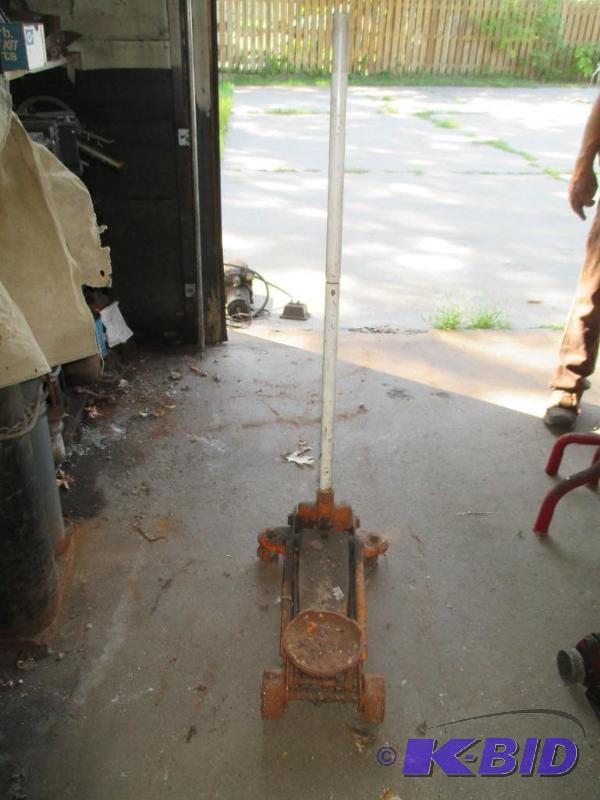 lot 58 image: Floor Jack