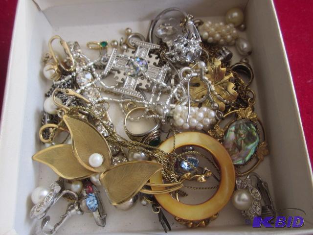Mixed lot of vintage costume jewelry, includi...