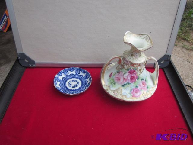 Pair of antique Chinese and Japanese porcelai...