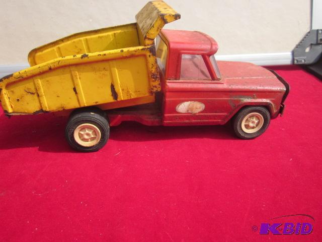 1960s Tonka metal dump truck with rubber whe...