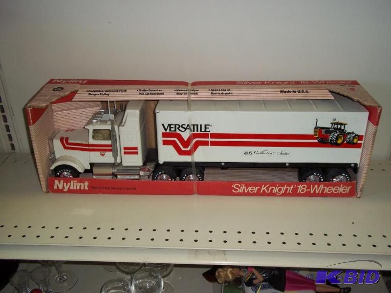 lot 35 image: Nylint 1985 Versatile Silver Knight 18-Wheele...