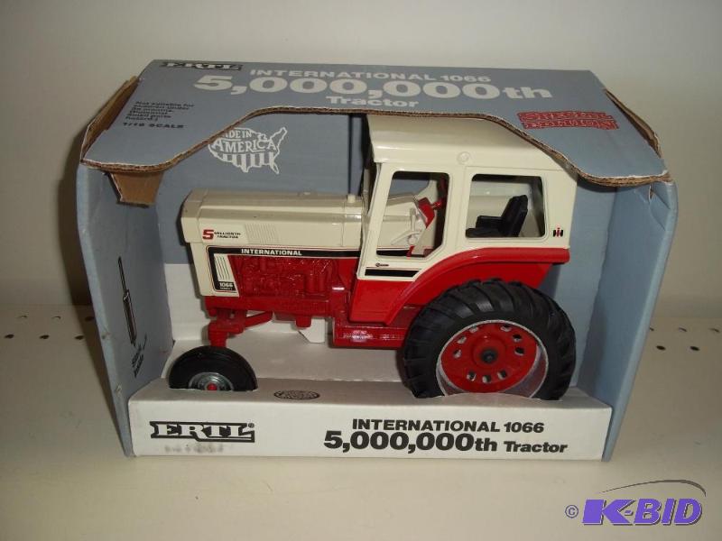 lot 43 image: ERTL Toys International Farmall 1066  5 ...