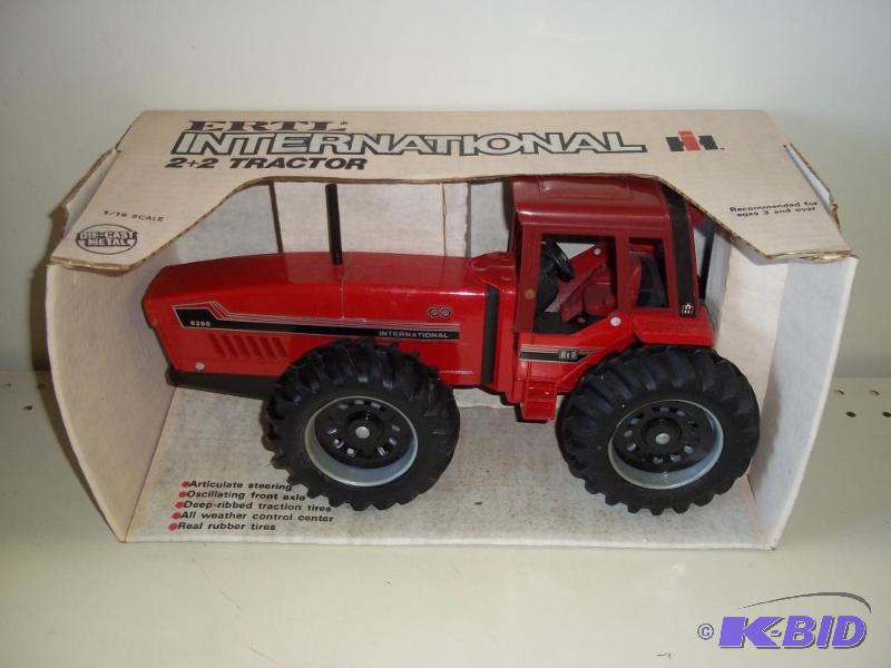 lot 52 image: ERTL Toys International Tractor 2X2 6388 with...