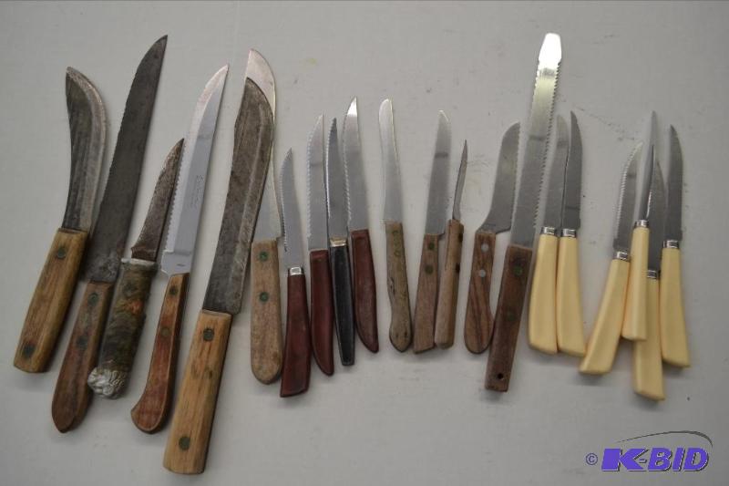 lot 104 image: Assortment of Knives