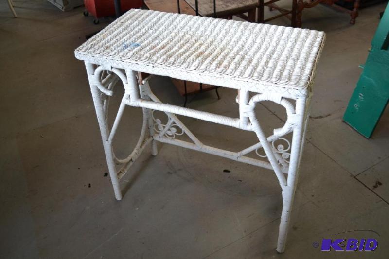 lot 134 image: Wicker Vanity