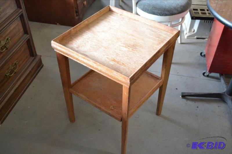 lot 138 image: End TableNight Stand