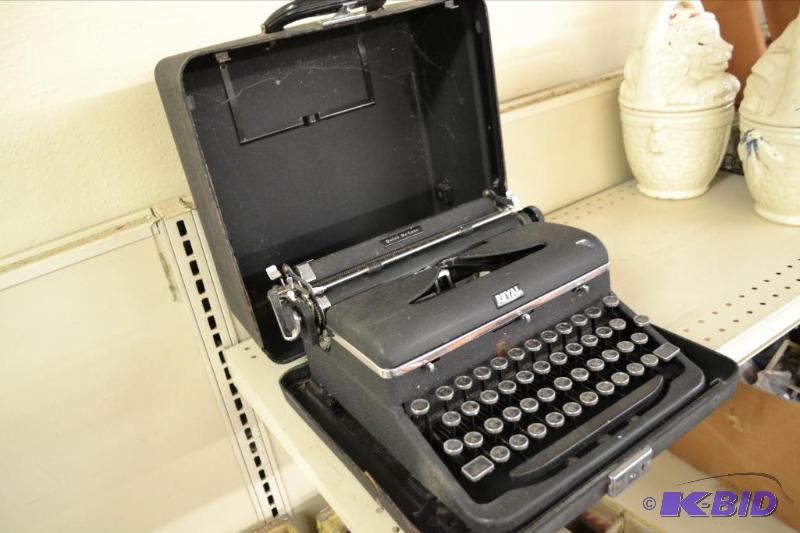lot 18 image: Vintage Typewriter