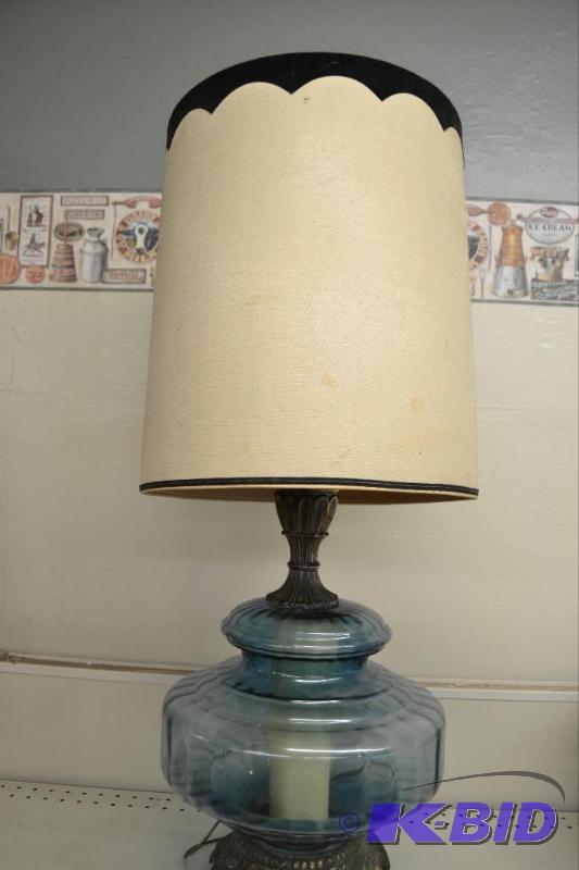 lot 29 image: Vintage Three-way Lamp