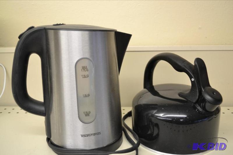 lot 39 image: Toastess Cordless Jug Kettle and a Teapot