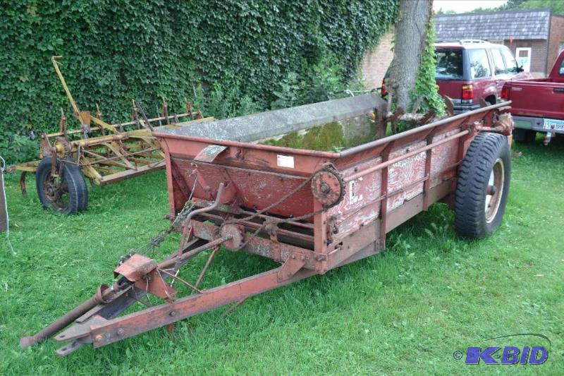 lot 4 image: 10 Manure Spreader