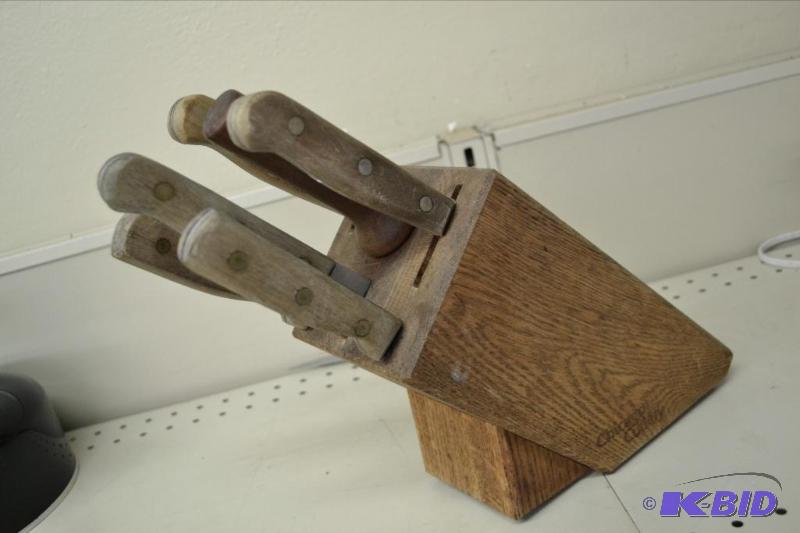 lot 40 image: A Block of Knives