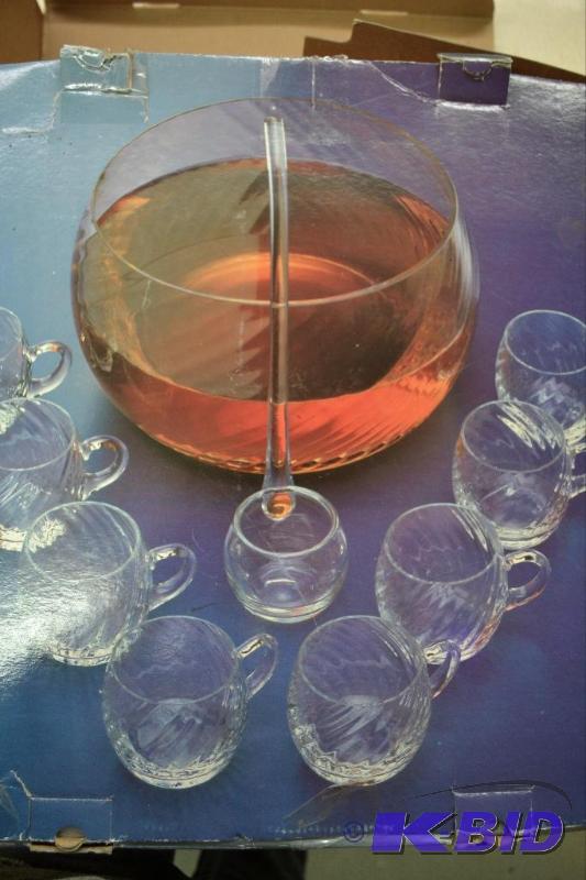 lot 46 image: 10 pc Punch Serving Set