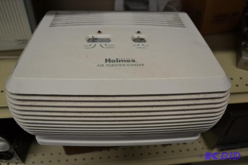 lot 79 image: Holmes Air Purifier