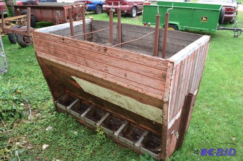 lot 8 image: 12 Head Hog Feeder
