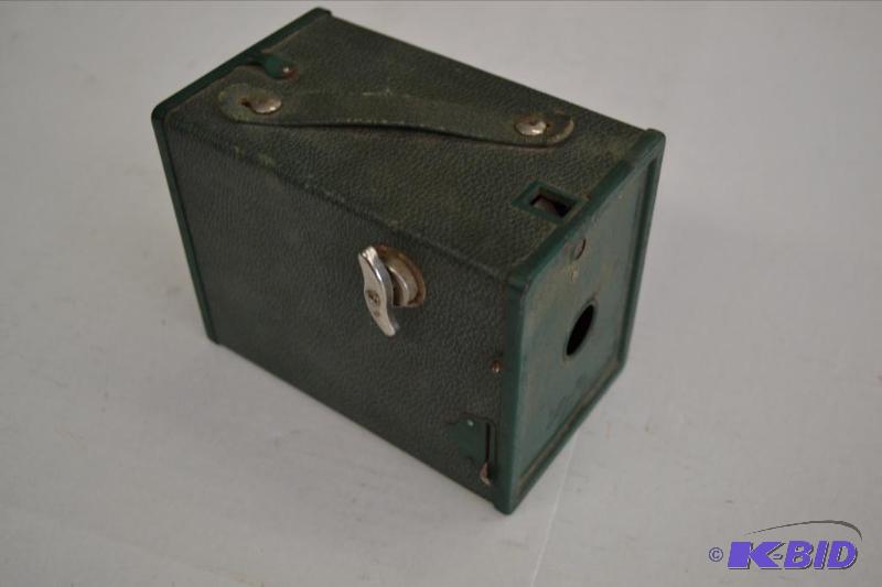 lot 84 image: Antique Agfa Ansco Green Box Camera
