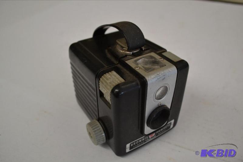 lot 89 image: Eastman Kodak Brownie Hawkeye Flash Camera