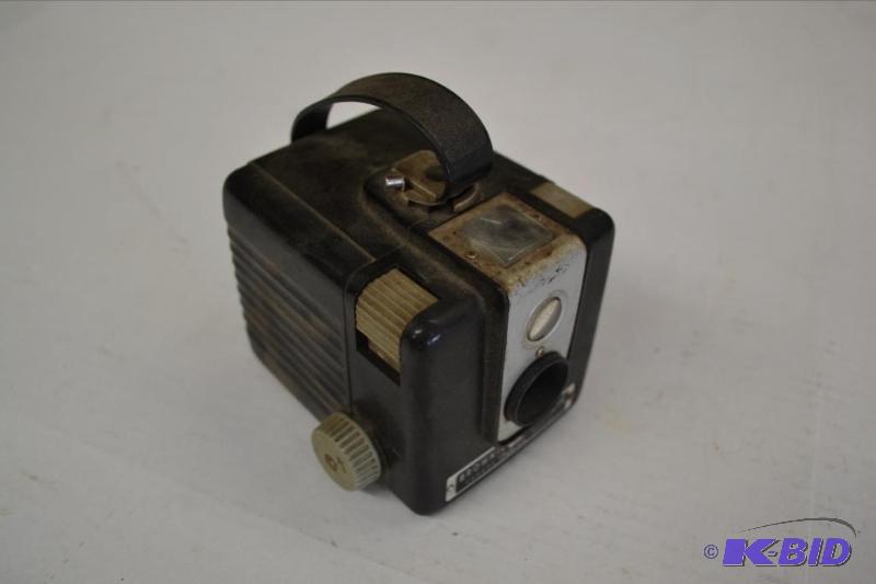 lot 90 image: Eastman Kodak Brownie Hawkeye Flash Camera