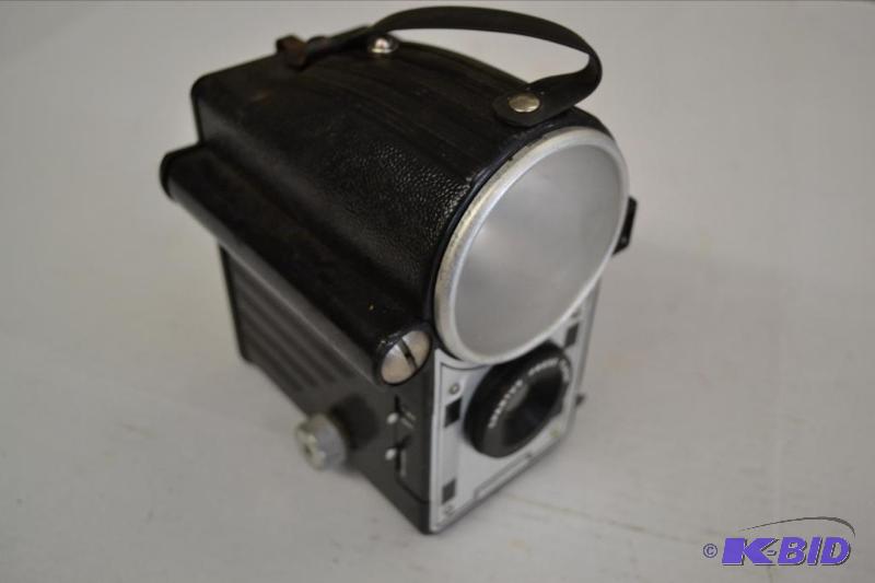lot 92 image: Vintage Spartus Press Flash Camera
