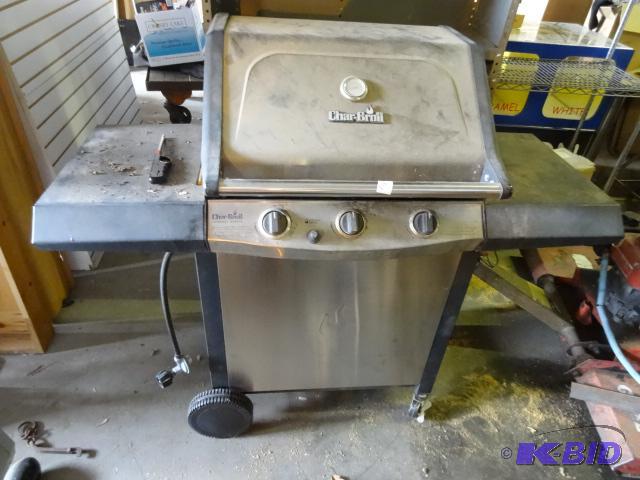 lot 14 image: Charbroil terrace series grill. Propane. Cook...