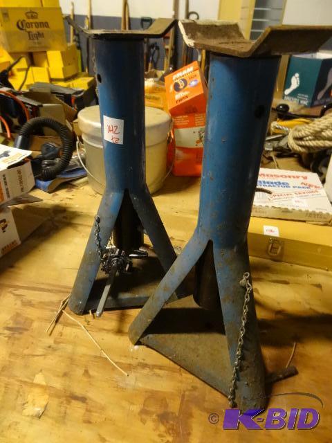 lot 142 image: 2 jack stands...