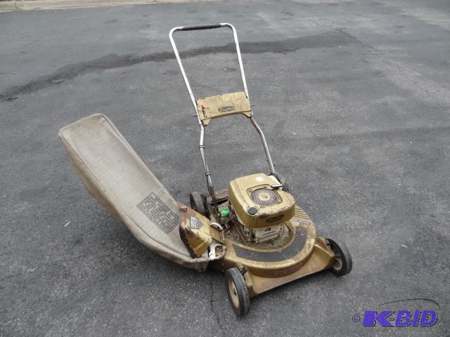 lot 16 image: Dayton super light weight mower. Bagger. 4 HP...