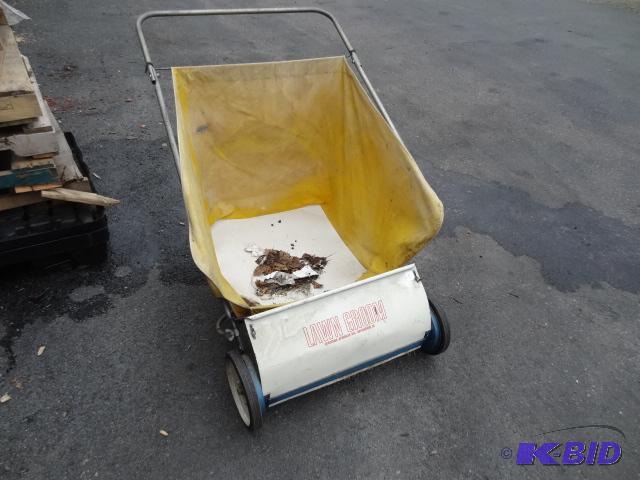 lot 17 image: Push style lawn sweeper...