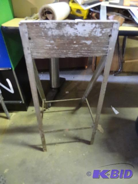 lot 3 image: Outboard motor stand...