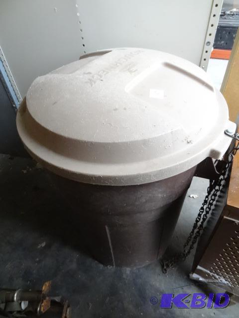 lot 31 image: Rubbermaid rough neck garbage can...