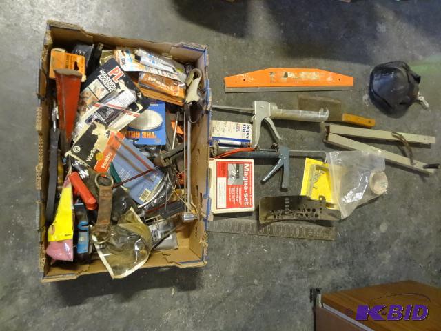 lot 60 image: Box of misc tools. Saws and more...