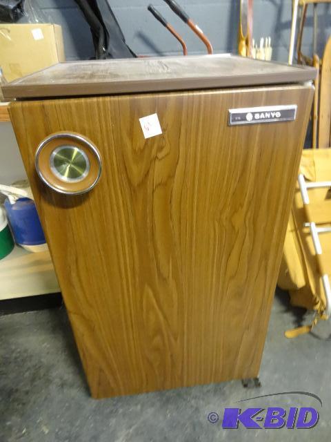 lot 61 image: Sanyo mini fridge...