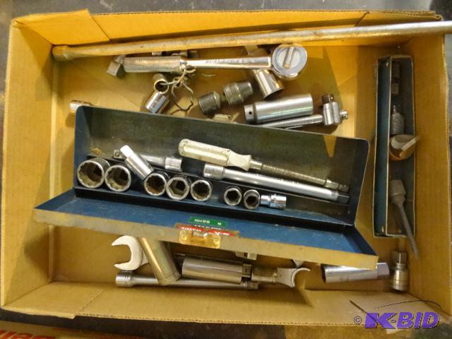 lot 67 image: Misc 38 drive sockets and extensions...